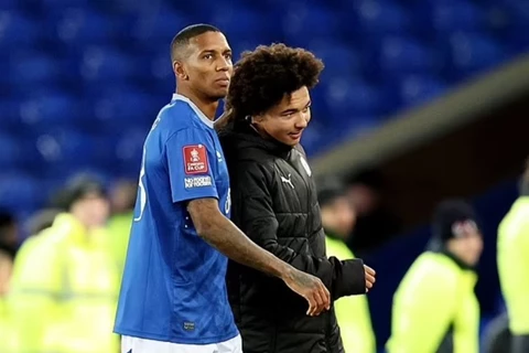 حلم ضاع على دكة البدلاء.. ابن السير أليكس فيرجسون يحرم آشلي يونج من لحظة تاريخية